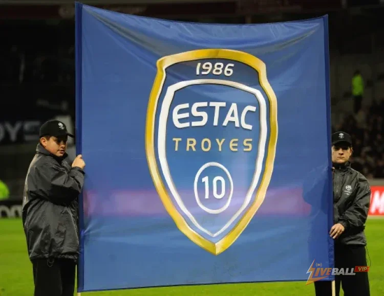 Mathys Detourbet สาวน้อยมหัศจรรย์ของ Troyes ปฏิเสธข้อเสนอของซาอุดีอาระเบียเพื่อไล่ตามความฝันในแชมเปี้ยนส์ลีก