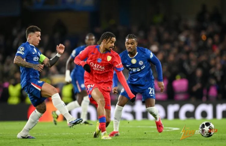 แบรดลีย์ บาร์โคลากลับมาซ้อมทีมเปแอสเช ก่อนเกมแชมเปียนส์ลีกกับลิเวอร์พูล
