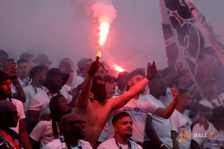 เอ็มมานูเอล มาครง และ PSG ประณามฉากความรุนแรงในปารีสหลังจากชัยชนะในยูฟ่า แชมเปียนส์ลีก