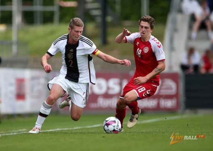 AZ อัลค์มาร์กำลังพิจารณากองกลางของ FC Midtjylland เป็นทางเลือกแทนที่ Thom van Bergen