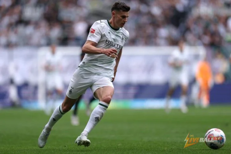Club Brugge hoping to convince Como midfielder to become Aleksandar Stankovic’s replacement