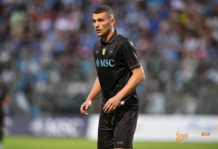 นาโปลีติดตามแนวรับของยูเวนตุสและเชลซีหลังจากการบาดเจ็บ