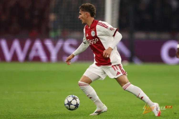 PSG in talks with Ajax to sign Belgian winger Mika Godts