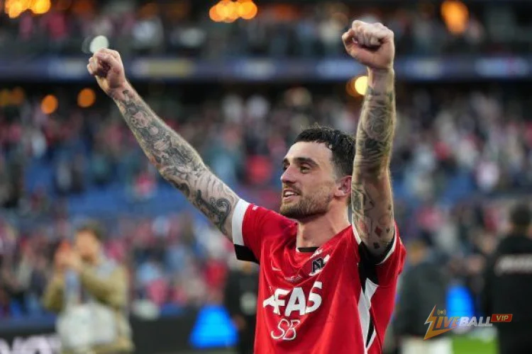 Real Betis and Como track AZ hotshot Troy Parrott, PSV also interested