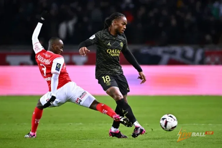 อิปสวิช ทาวน์ และฮัลล์ ซิตี้ สอบถามเกี่ยวกับมิดฟิลด์ของ PSG เรนาตู ซานเชส