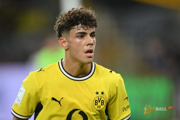 นิโก โควัช สนับสนุน ซามูเอล อินาซิโอ (18) ที่รู้สึกเสียใจหลังจากการลงเล่นในบุนเดสลีกาที่น่าหวาดหวั่น