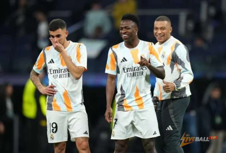 ชม: อิสโก้ และ ดานี่ เซบายอส ทักทายอดีตเพื่อนร่วมทีมเรอัล มาดริด ก่อนเกมพบเรอัล เบติส